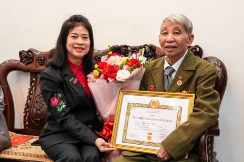 Phường Phú Lương trao Huy hiệu 60 năm tuổi Đảng 