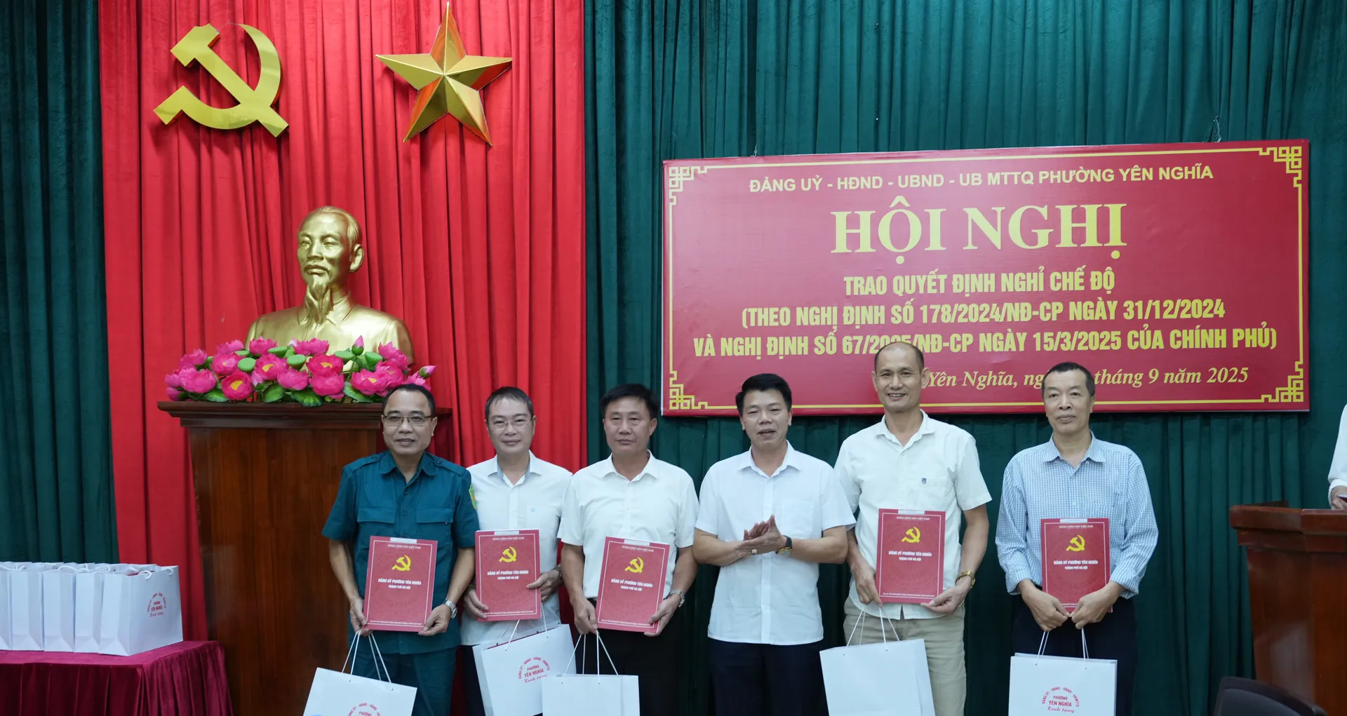 Trao Quyết định nghỉ hưu trước tuổi cho cán bộ phường Yên Nghĩa theo Nghị định 178/2024/NĐ-CP