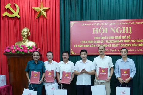 Trao Quyết định nghỉ hưu trước tuổi cho cán bộ phường Yên Nghĩa theo Nghị định 178/2024/NĐ-CP