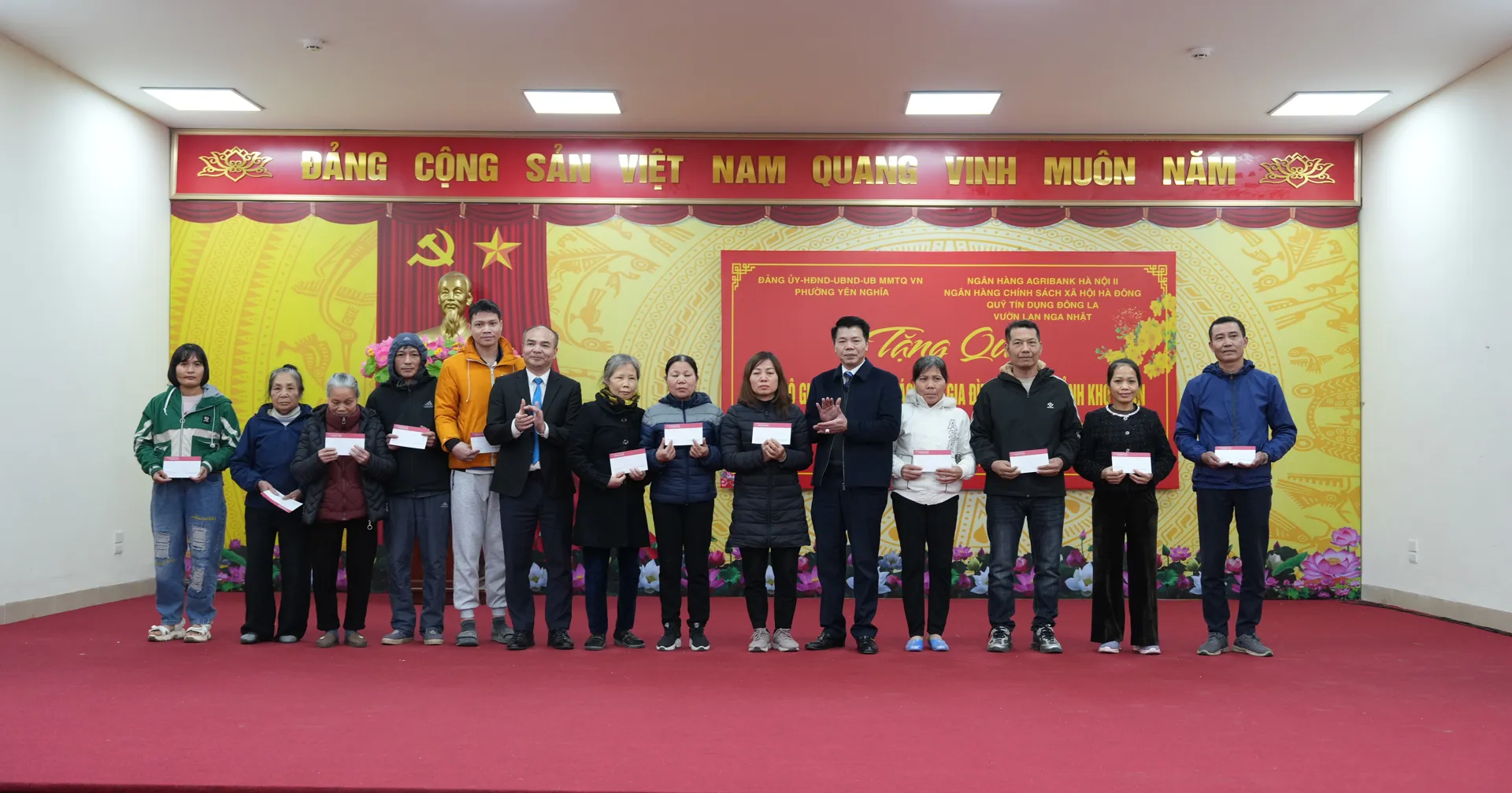 Phường Yên Nghĩa trao quà Tết đến các hoàn cảnh khó khăn