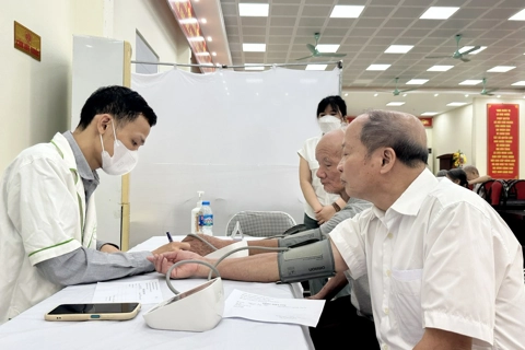 Phường Yên Nghĩa: Tổ chức thăm khám, cấp thuốc cho gia đình chính sách và người có công