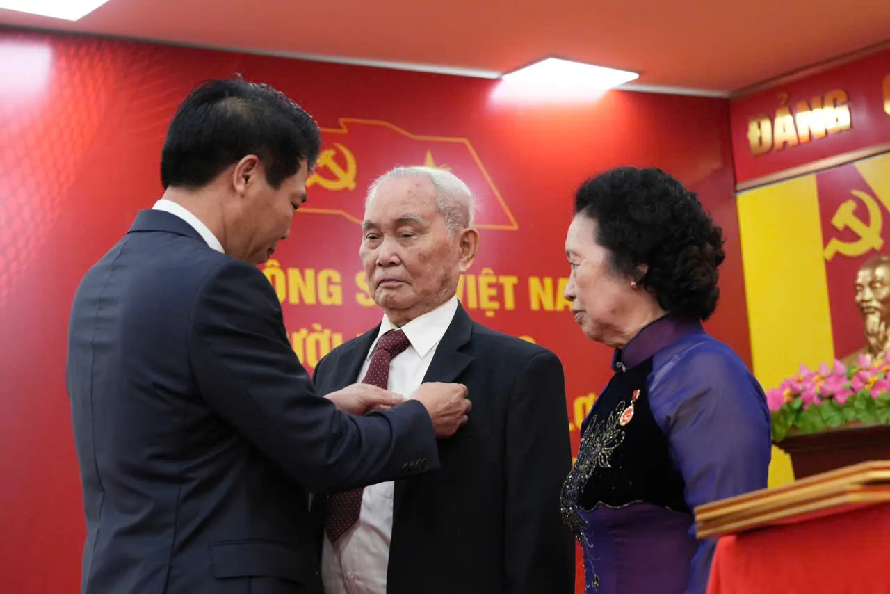 28 đảng viên phường Yên Nghĩa được trao tặng, truy tặng Huy hiệu Đảng dịp Quốc khánh 2/9