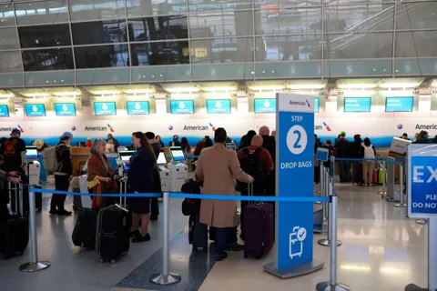 Bão tuyết ở Mỹ: hủy hàng nghìn chuyến bay, huy động lực lượng Vệ binh quốc gia