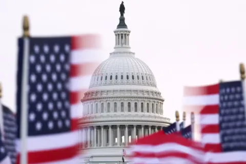 Chính phủ Mỹ đóng cửa một phần, chuyện gì đang xảy ra?