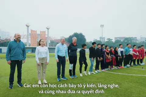 Các Đại sứ G4 gửi thông điệp chúc Tết qua trái bóng tròn
