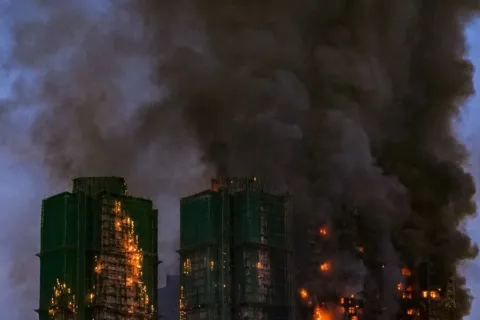 Đằng sau thảm họa cháy chung cư Hong Kong: do công nhân hút thuốc hay nguyên nhân khác?