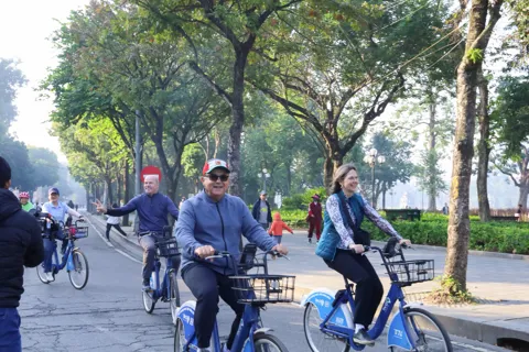 Hàng trăm đại sứ, cán bộ ngoại giao đạp xe vì Hà Nội xanh 
