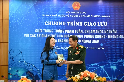 Cuộc gặp giữa hai thế hệ "mở đường" và "tiếp nối" vươn ra không gian của Việt Nam
