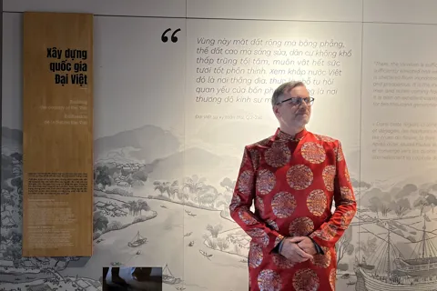 Theo chân Đại sứ Olivier Brochet thăm Văn Miếu, trải nghiệm viết thư pháp 