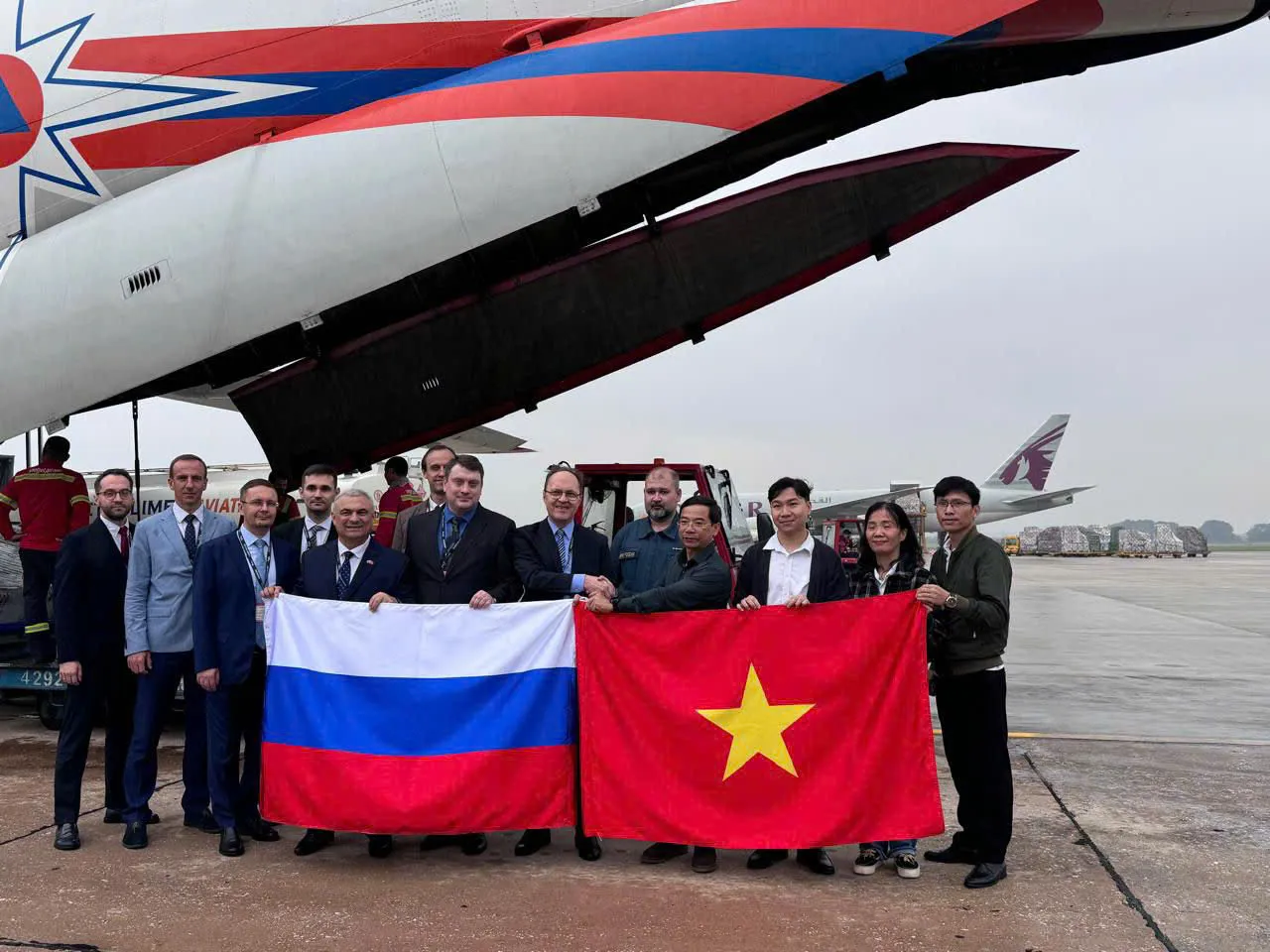 Cận cảnh chuyên cơ Nga chở 30 tấn hàng cứu trợ khẩn cấp cho Việt Nam