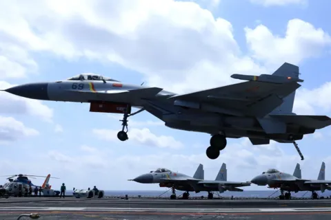 Thủ tướng Takaichi lên tiếng vụ máy bay Trung Quốc khóa mục tiêu tiêm kích Nhật Bản