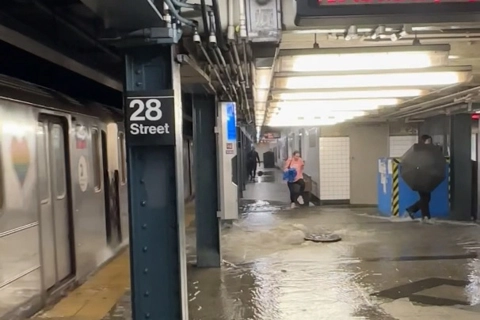 [Video] Nước lũ tràn vào nhà ga tàu điện New York 