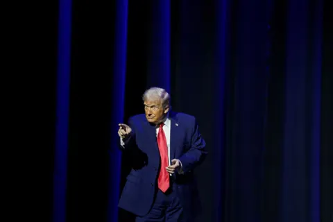 Ông Trump "đi vào vết xe đổ" của người tiền nhiệm?