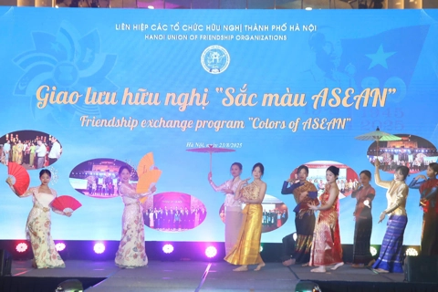 Giao lưu hữu nghị ASEAN chào mừng các sự kiện lớn của đất nước
