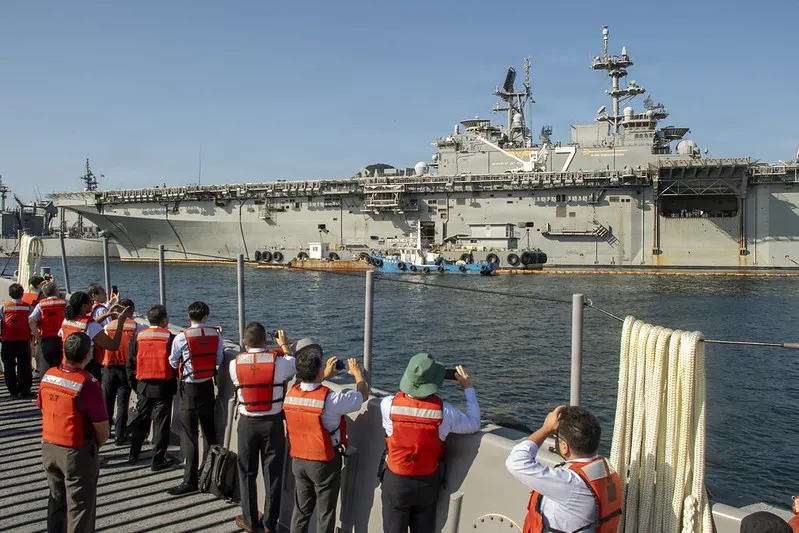 Cận cảnh tàu tuần dương, tàu đổ bộ Mỹ cập cảng Đà Nẵng