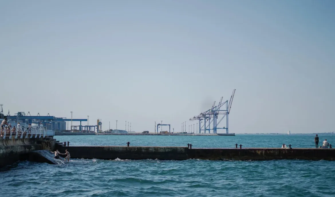 Ukraine tố Nga tấn công cảng biển bằng tên lửa 