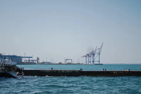 Ukraine tố Nga tấn công cảng biển bằng tên lửa