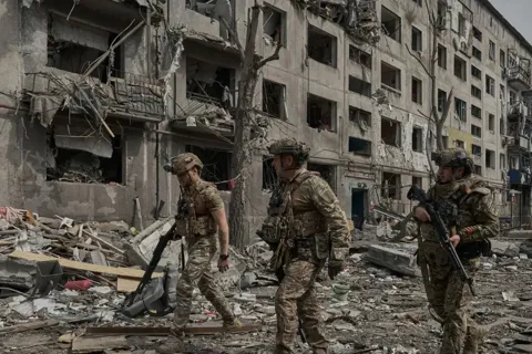 Nga - Ukraine tấn công "ác liệt" trong đêm, Moscow cử lực lượng tới nơi chiến lược