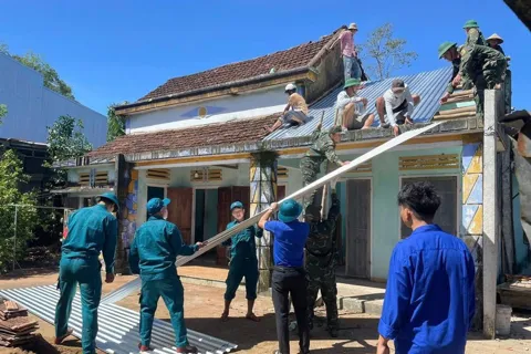 Thủ tướng yêu cầu khẩn trương đánh giá thiệt hại và khắc phục nhanh hậu quả bão, lũ tại khu vực Trung Bộ