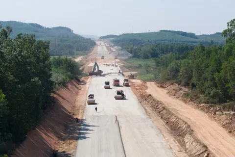 Đẩy nhanh tiến độ 4 dự án cao tốc Bắc - Nam, bảo đảm hoàn thành đúng dịp 19/12/2025