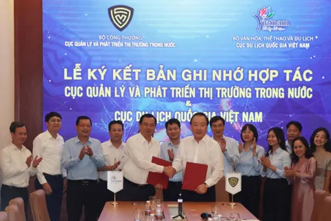 Hợp tác phát triển du lịch mua sắm, mở rộng kênh tiêu thụ cho hàng Việt