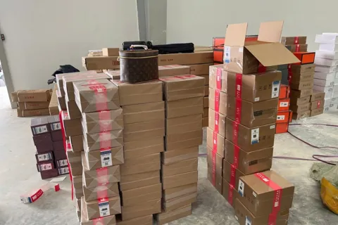 Kịp thời ngăn chặn và bắt giữ hàng nghìn sản phẩm giả mạo thương hiệu nổi tiếng tại cửa khẩu Hữu Nghị