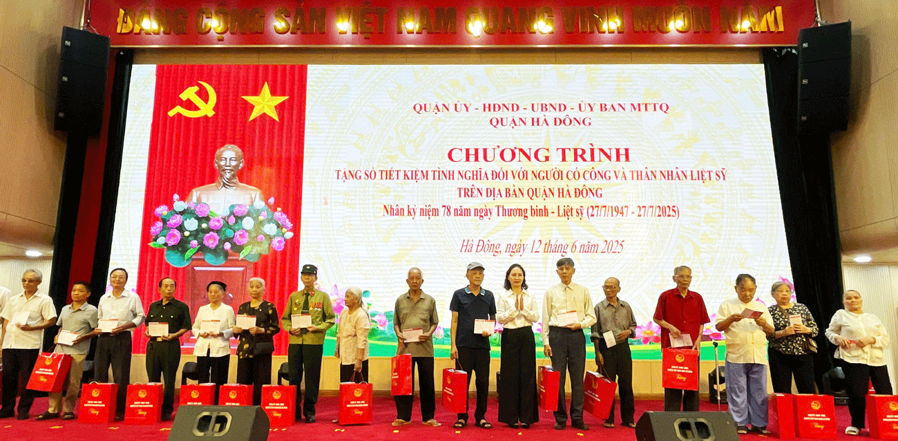 Hà Đông tặng số tiết kiệm tình nghĩa đối với người có công và thân nhân liệt sĩ