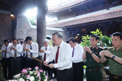 Tổng Bí thư Tô Lâm dâng hương tưởng nhớ Chủ tịch Hồ Chí Minh tại Nghệ An