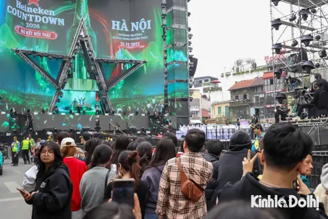 Đông đảo bạn trẻ Hà Nội chờ đón khoảnh khắc giao thừa 2026