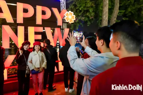 Hà Nội: Biển người đổ về khu vực trung tâm trước thời khắc giao thừa