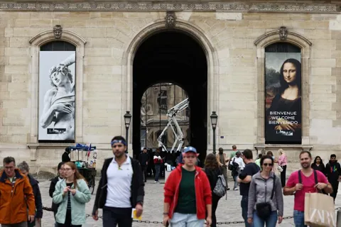 Tổng thống Pháp Macron lên tiếng sau vụ trộm chấn động tại Bảo tàng Louvre
