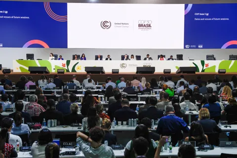 COP30 khép lại với thỏa thuận khiêm tốn, tranh cãi loại bỏ nhiên liệu hóa thạch chưa ngã ngũ
