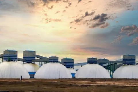 EU bùng nổ nhập khẩu LNG, nguy cơ rủi ro chiến lược
