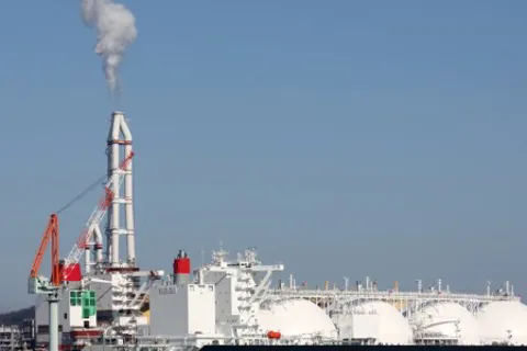 Phớt lờ lệnh cấm vận phương Tây, tàu LNG Nga vẫn cập cảng Trung Quốc