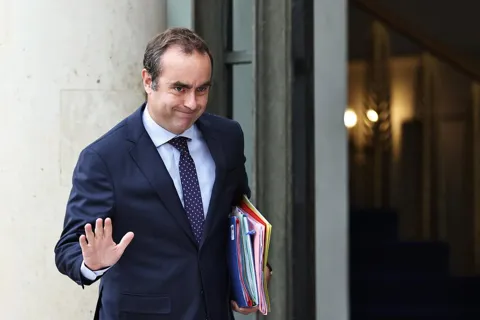 Tổng thống Macron “đánh cược” với chiếc ghế Thủ tướng Pháp giữa khủng hoảng chính trị