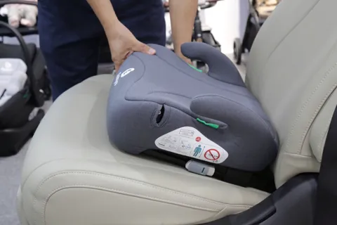 Quy định thiết bị an toàn cho trẻ em trên xe ô tô: Điều chỉnh để phù hợp thực tế