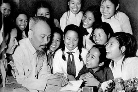 Mãi là ngọn đuốc soi đường
