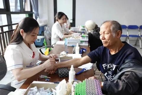 Xóa nhòa khoảng cách y tế