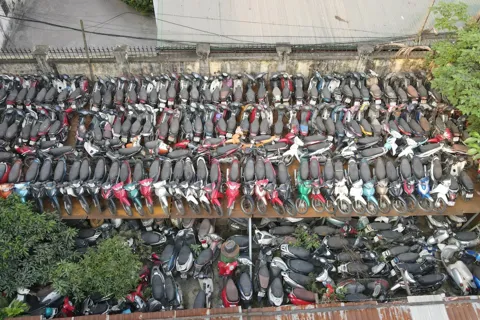 Lãng phí từ những bãi xe vi phạm vô chủ