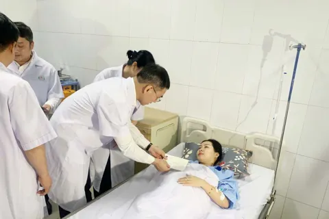 Chấm dứt bạo hành nhân viên y tế: cần chế tài đủ mạnh
