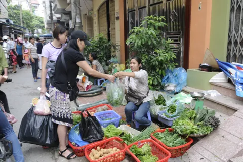 Dẹp “chợ cóc”, “chợ tạm”: Khó cũng phải làm