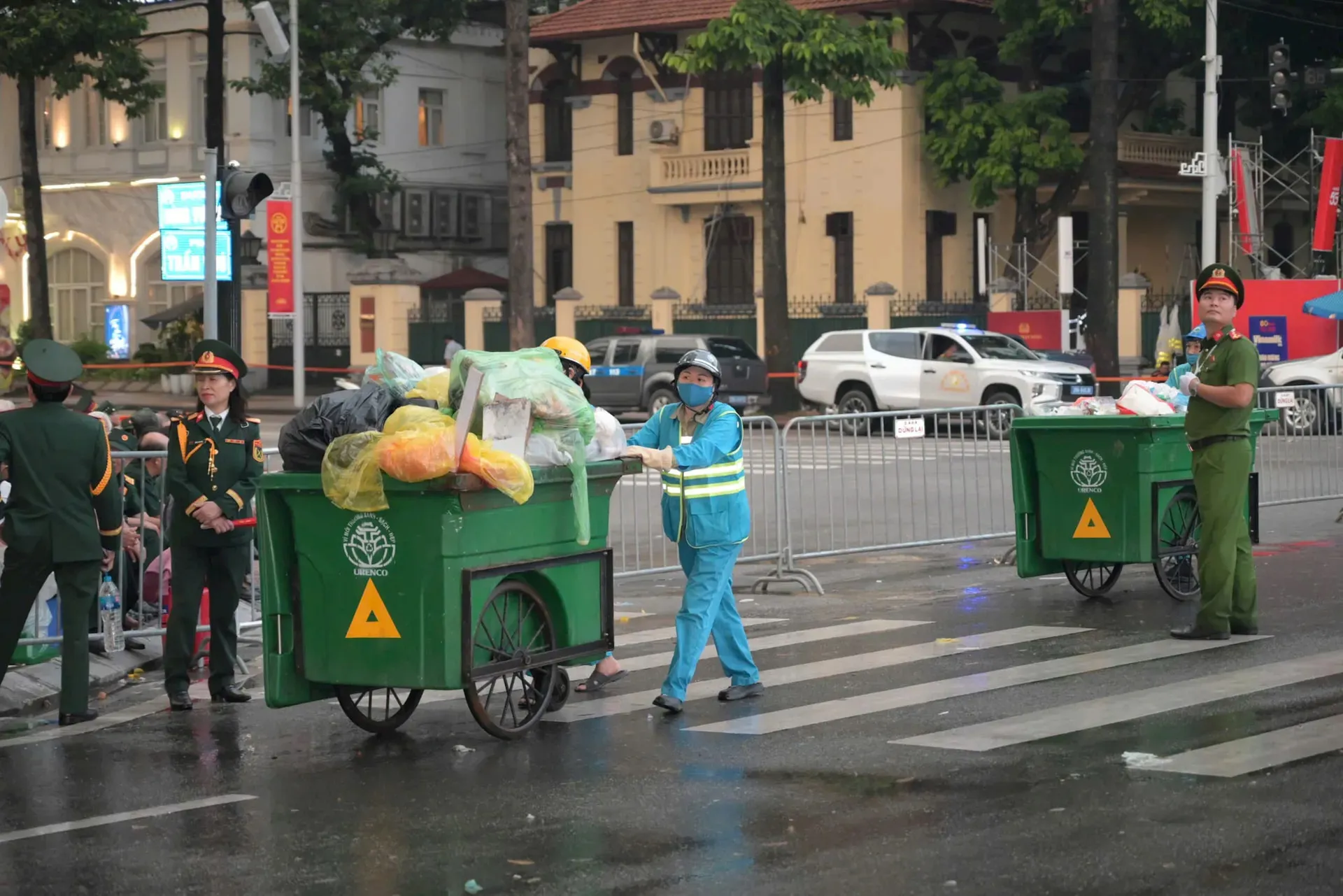 Nỗ lực giữ môi trường Thủ đô xanh - sạch - đẹp trong chuỗi ngày Đại lễ