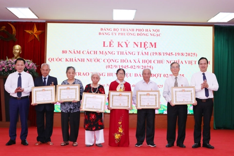 100 đảng viên phường Đông Ngạc vinh dự nhận Huy hiệu Đảng đợt 2/9