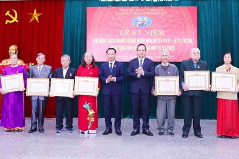 56 đảng viên phường Đông Ngạc vinh dự được trao Huy hiệu Đảng