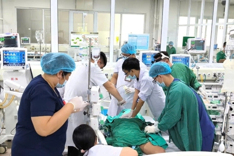 Ăn tiết canh, lòng lợn, một người đàn ông ở Hà Nội nguy kịch