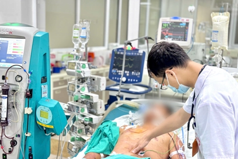 Sau khi ăn tiết canh, nam thanh niên nguy kịch tính mạng