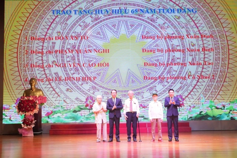 Phó Bí thư Thường trực Quận ủy Bắc Từ Liêm Nguyễn Tiến Thành nhận Huy hiệu 30 năm tuổi Đảng
