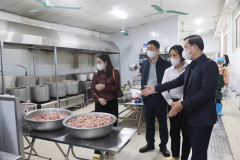 Lãnh đạo TP Hà Nội kiểm tra đột xuất bữa ăn bán trú tại xã Bình Minh và Thanh Oai
