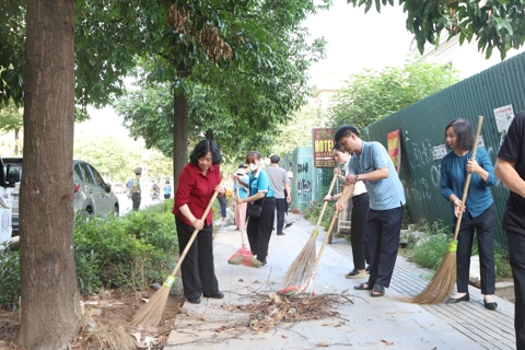 Bí thư Thành ủy Hà Nội Bùi Thị Minh Hoài cùng người dân Xuân Đỉnh làm sạch đường phố