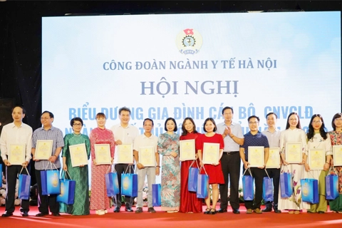 Công đoàn y tế Hà Nội biểu dương 179 gia đình tiêu biểu
